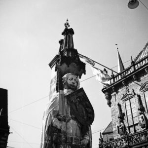 Head part of the statue of knight Roland, in front of Bremen city hall, Germany 1930s. Head part of the statue of knight Roland, in front of Bremen city hall, Germany 1930s.